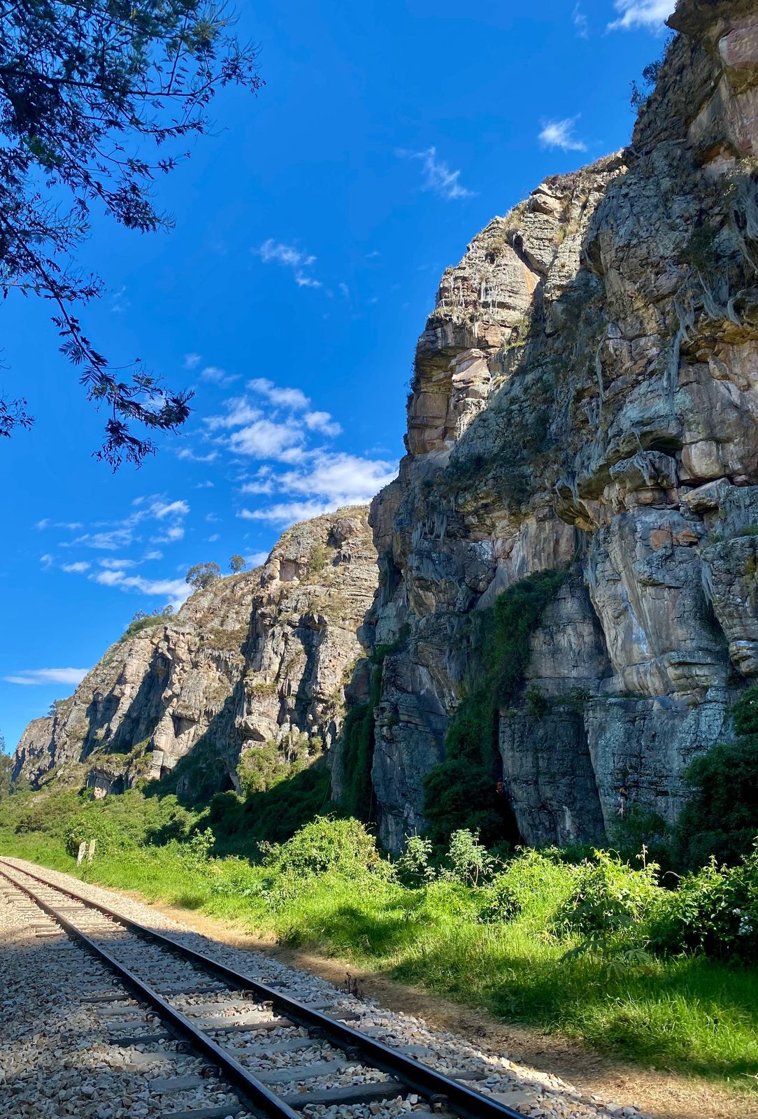 Cañón de Suesca con la vía del tren entre las paredes de roca
