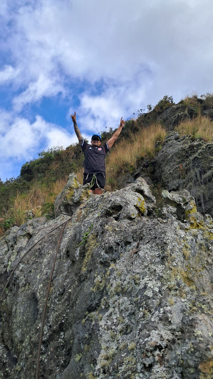 Celebrando en la cima de la roca