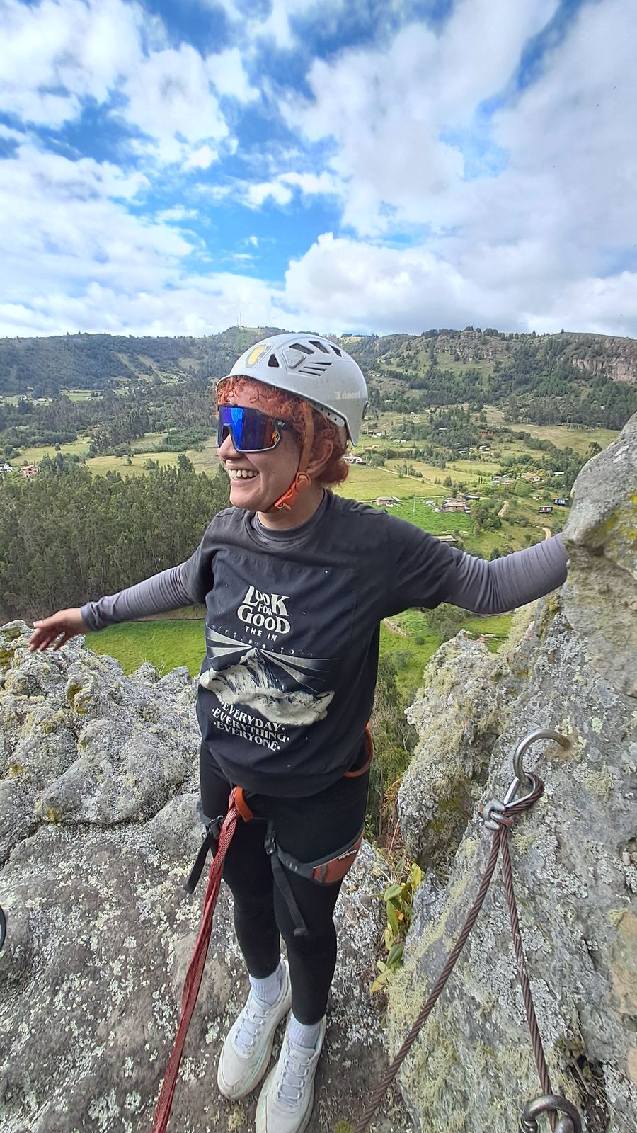Participante lista para descender, con el valle de Suesca atrás