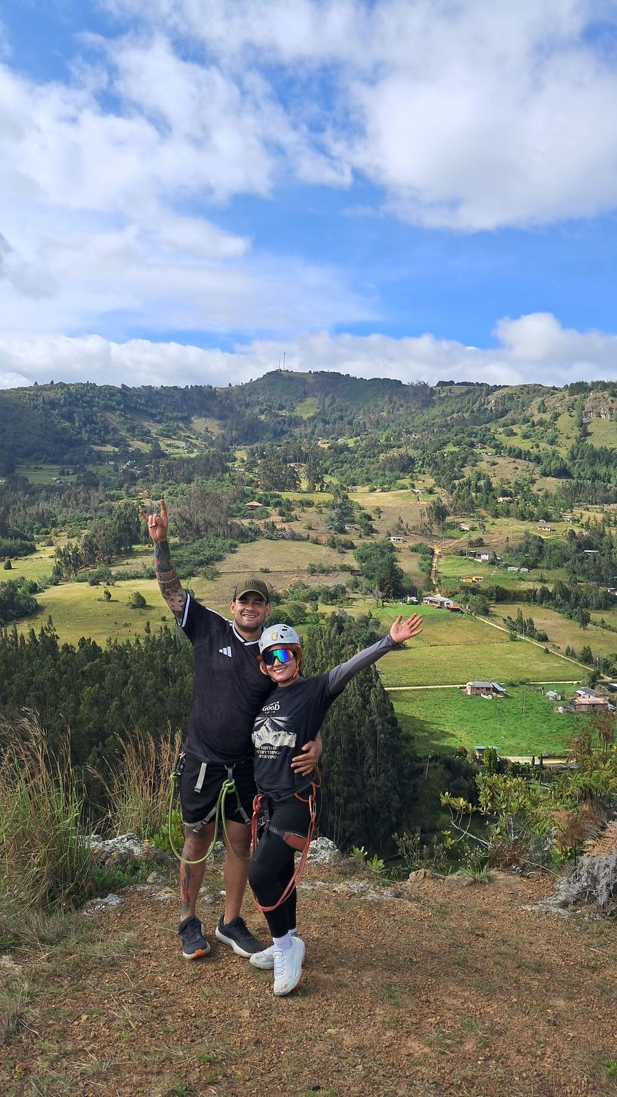 Dos participantes celebrando en la cima