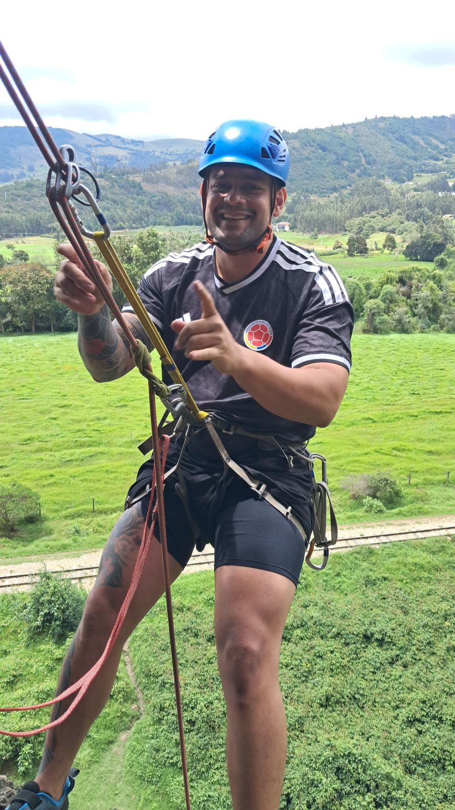 Participante sonriendo durante el rappel