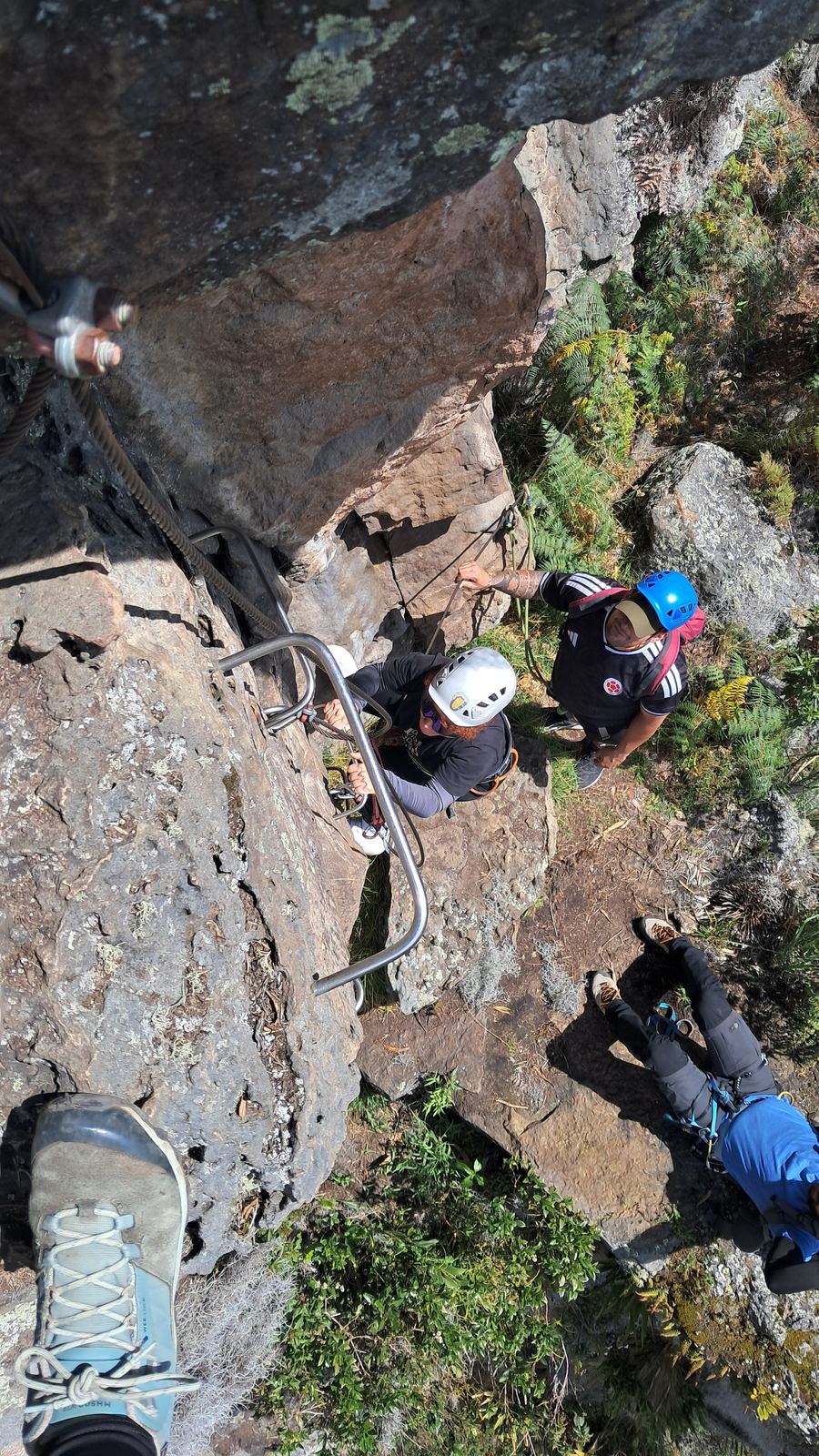 Grupo avanzando por los peldaños de la vía ferrata