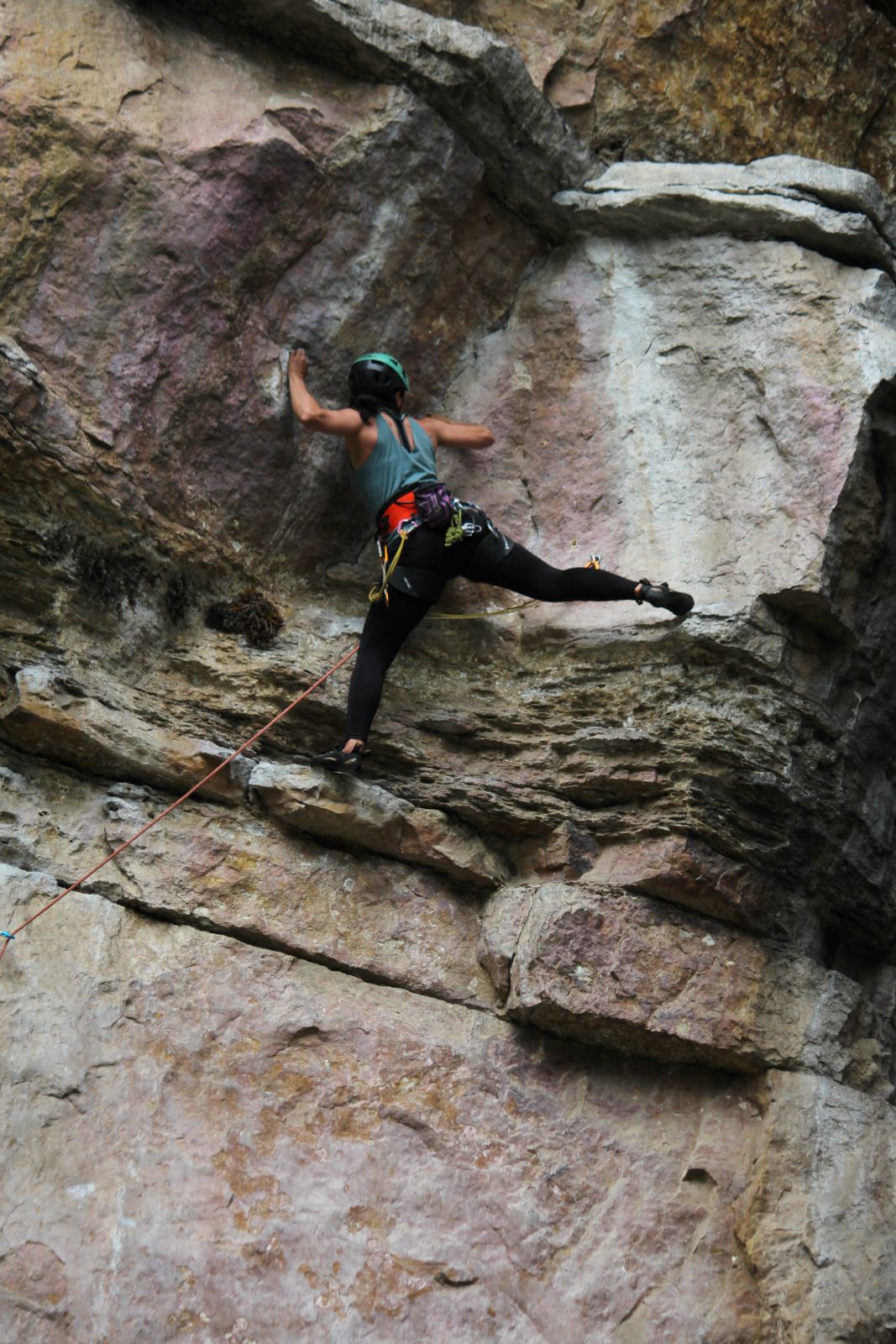 Escaladora superando un desplome en la roca de Suesca