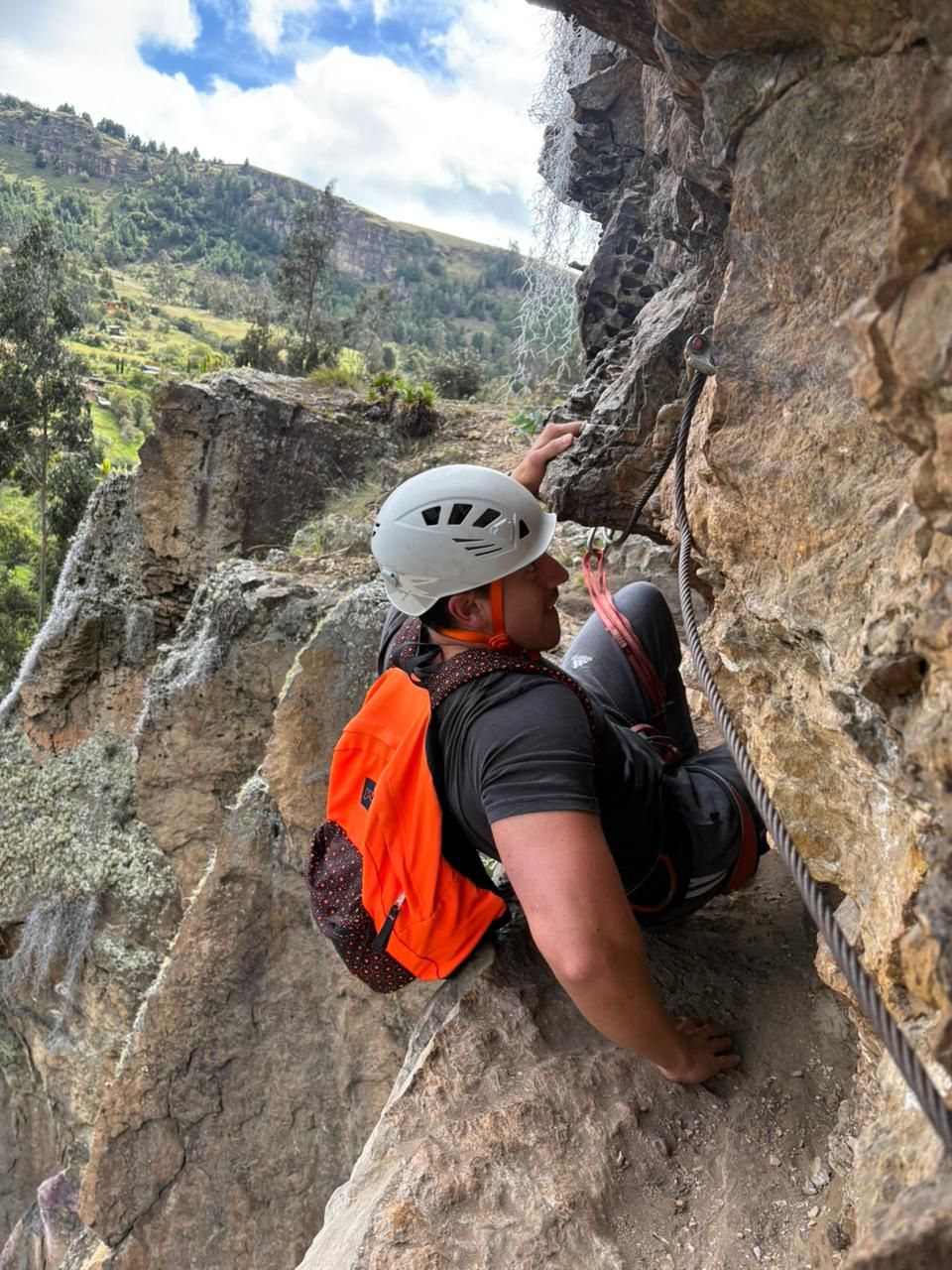 Participante agarrado al cable de la vía ferrata