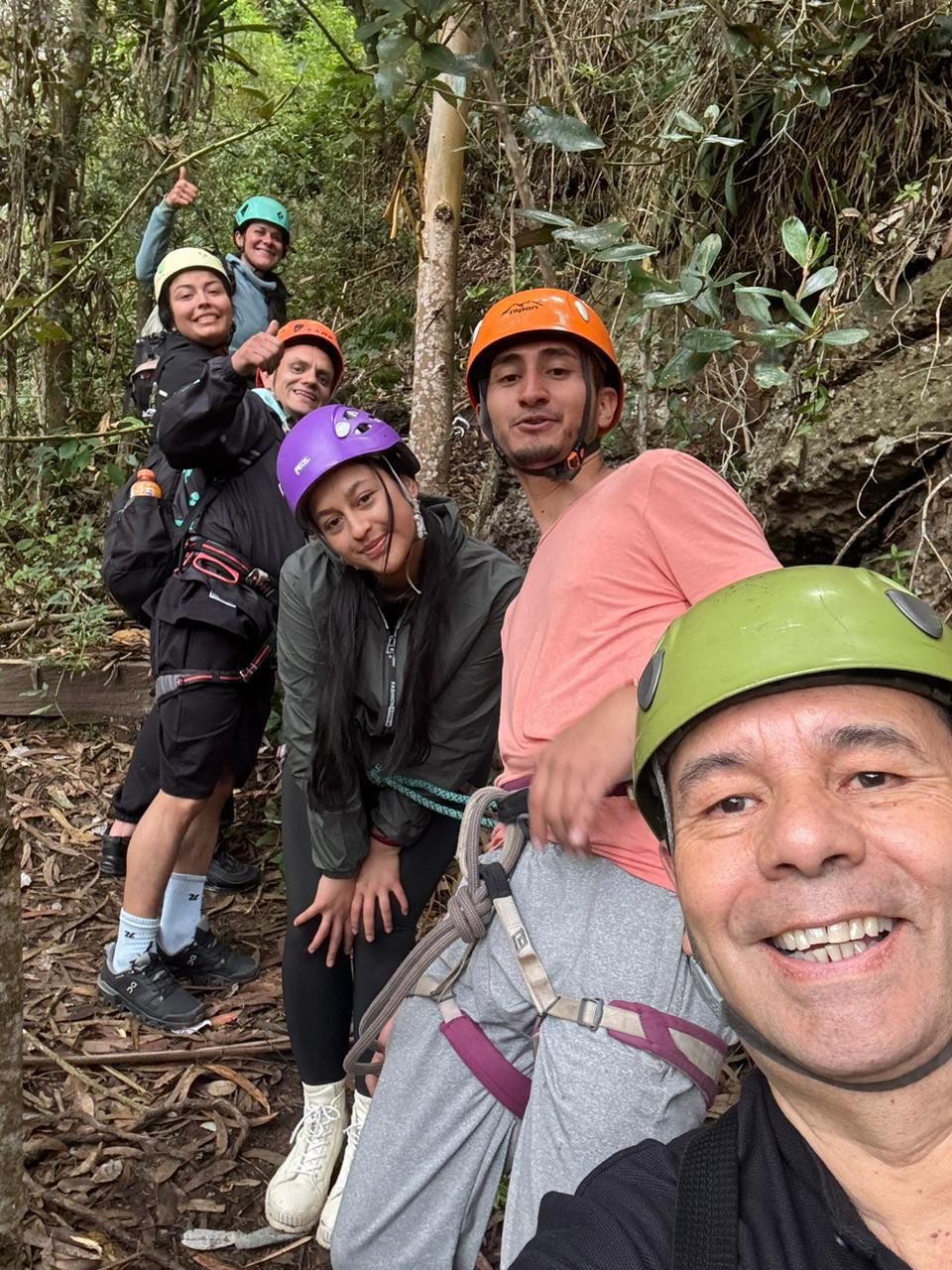 Grupo sonriendo con cascos de colores antes de empezar