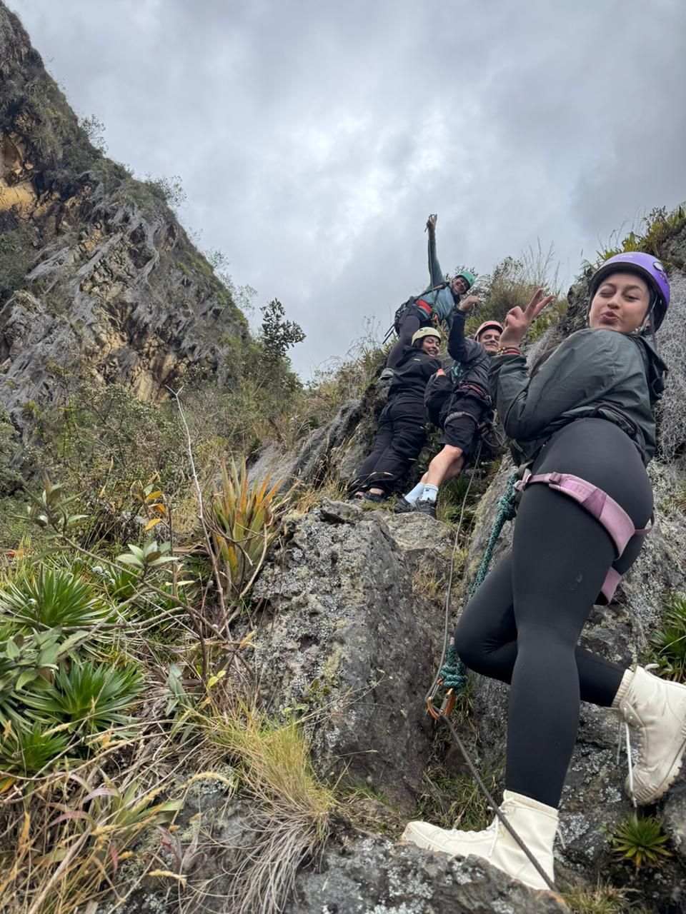 Participantes celebrando el reto superado en la roca