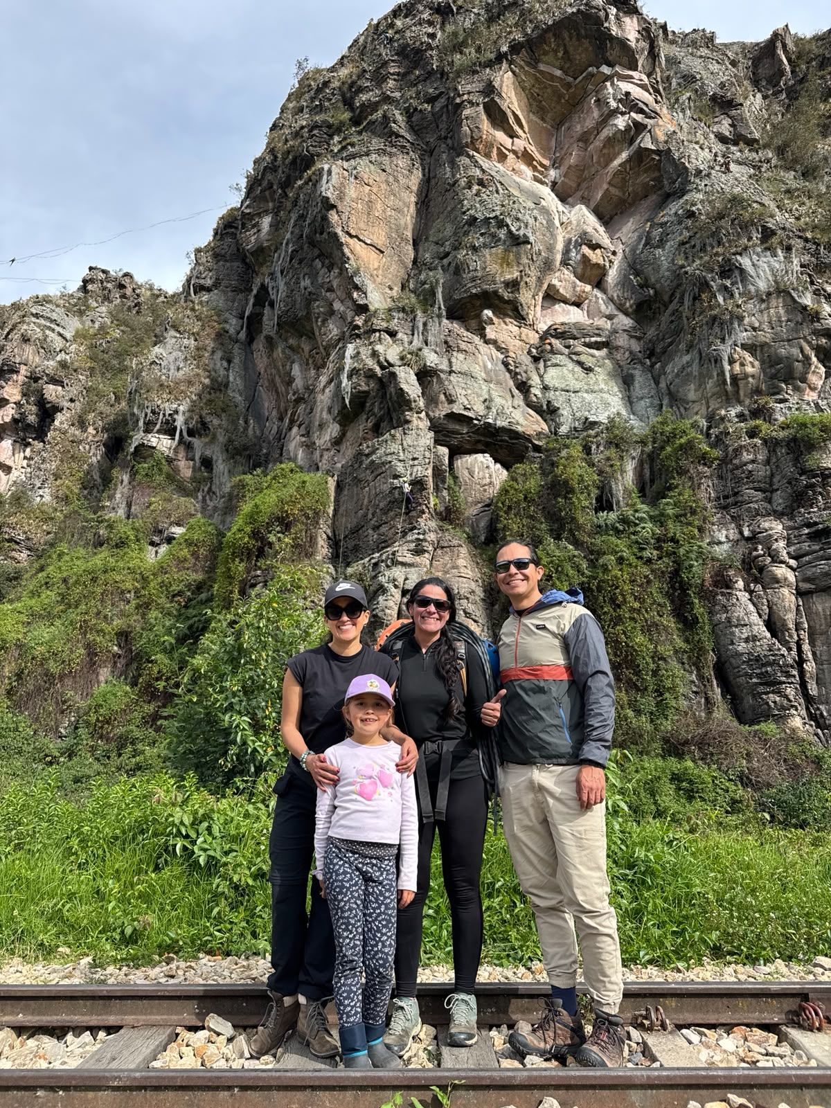 Familia frente a las rocas de Suesca