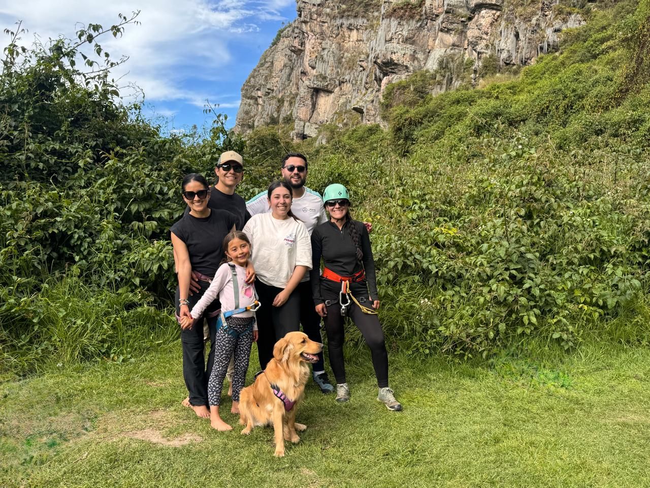 Familia con su perro al pie de las rocas